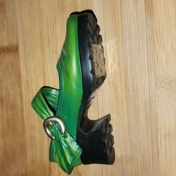 Just The Right Shoe - Treads   #25078 - Picture 2 of 4